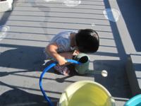 ジョーロに水を溜めてー