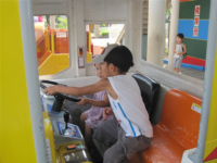 助手席から運転を仕切る果太 助手席から運転を仕切る果太