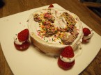 ロールケーキ　人形は私作　トッピングは孫たち