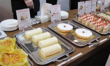 テーブルに並んだスイーツ