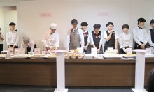 テーブルに並んだスイーツ