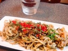 生バジルを練り込んだ手打ちパスタ くるみとアンチョビのソース