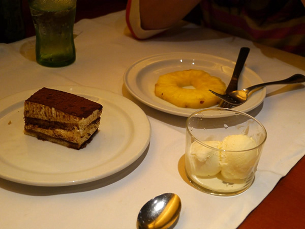 デザート／ティラミス・アイスクリーム・なぜか輪切りのパイナップル