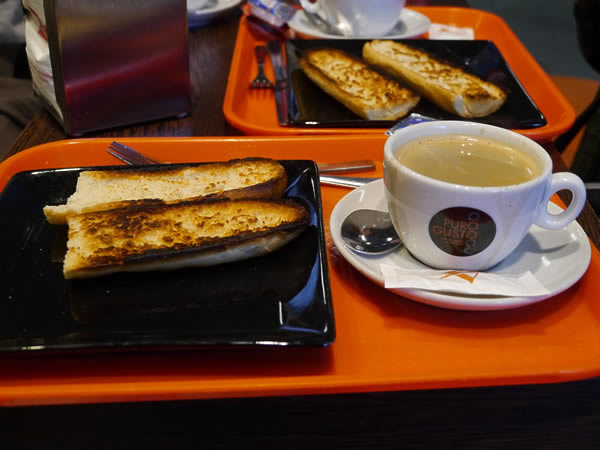 フランスパンのトースト＆カフェオレ