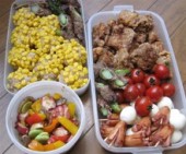 お弁当は分担して……